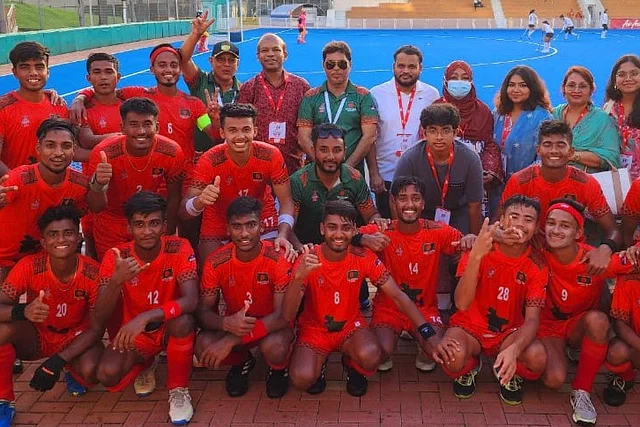 আমিরুল-ঝড়ে উড়ে গেল সিঙ্গাপুর