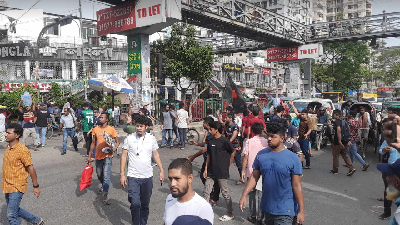 সায়েন্সল্যাবে শিক্ষার্থীদের ‘বাংলা ব্লকেড’