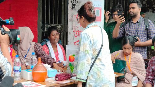 টিএসসিতে স্বতঃস্ফূর্তভাবে ত্রাণ দিতে আসছেন অনেকে