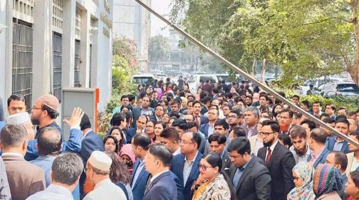 সচিবালয়ে বড় জমায়েত প্রশাসন ক্যাডারের কর্মকর্তাদের