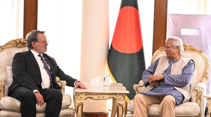 অপতথ্য রোধে মার্কিন সিনেটরের সহায়তা চাইলেন প্রধান উপদেষ্টা