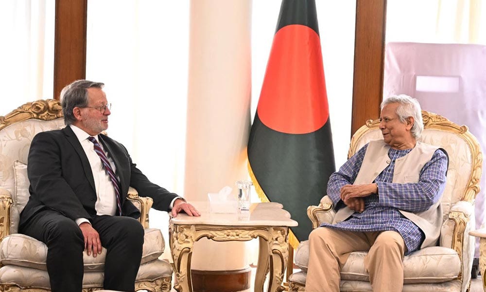 অপতথ্য রোধে মার্কিন সিনেটরের সহায়তা চাইলেন প্রধান উপদেষ্টা