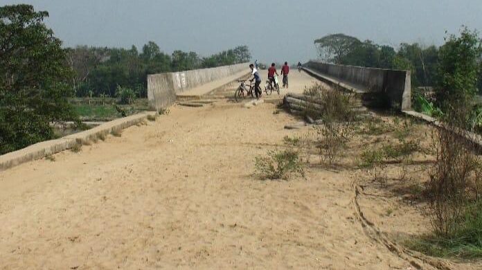 ৩২ কোটি টাকা ব্যয়ে নির্মিত সেতু কাজে আসছে না!
