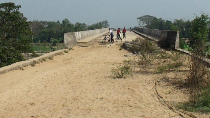 ৩২ কোটি টাকা ব্যয়ে নির্মিত সেতু কাজে আসছে না!