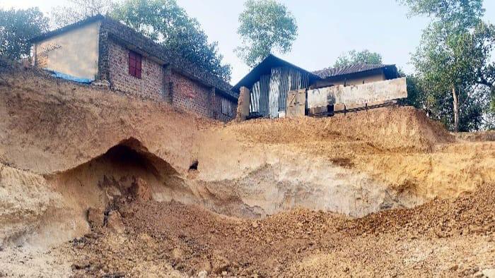 মৌলভীবাজারে টিলা কেটে মাটি বিক্রি ঝুঁকিতে বসবাসকারী