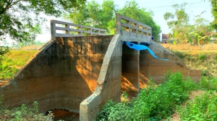 ১ বছরেও শেষ হয়নি কালভার্টের নির্মাণ কাজ, চরম ভোগান্তিে মানুষ 