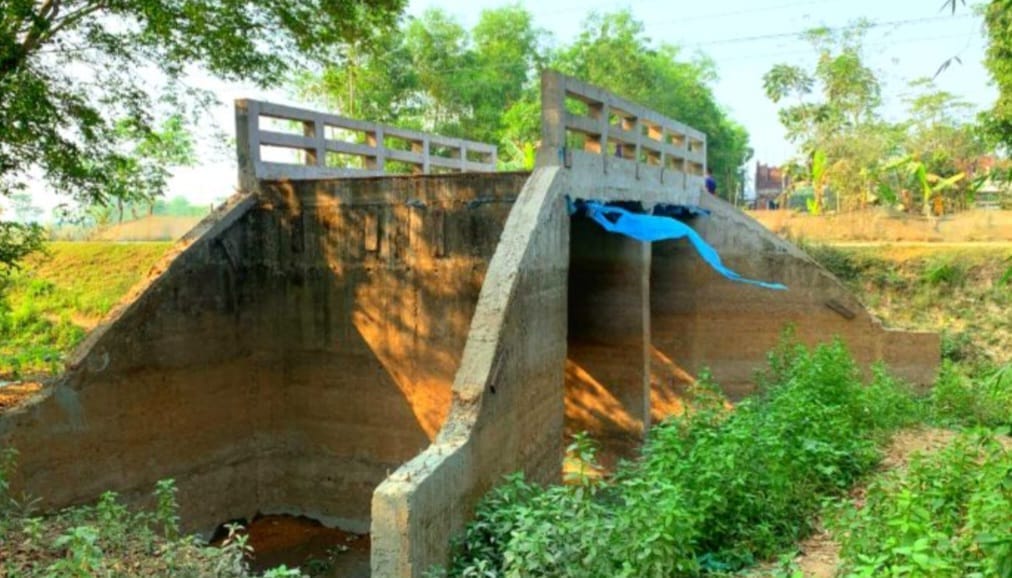 ১ বছরেও শেষ হয়নি কালভার্টের নির্মাণ কাজ, চরম ভোগান্তিে মানুষ 