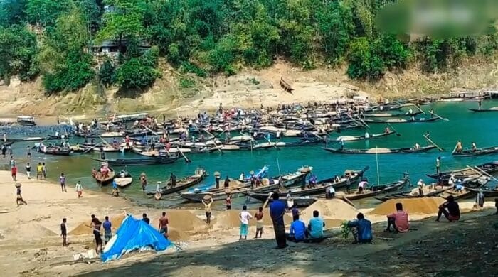 জৈন্তাপুর সারী নদী থেকে চলছে বালু পাথর লুট, নিরব প্রশাসন, চাঁদাবাজির মহোৎসব চলছে