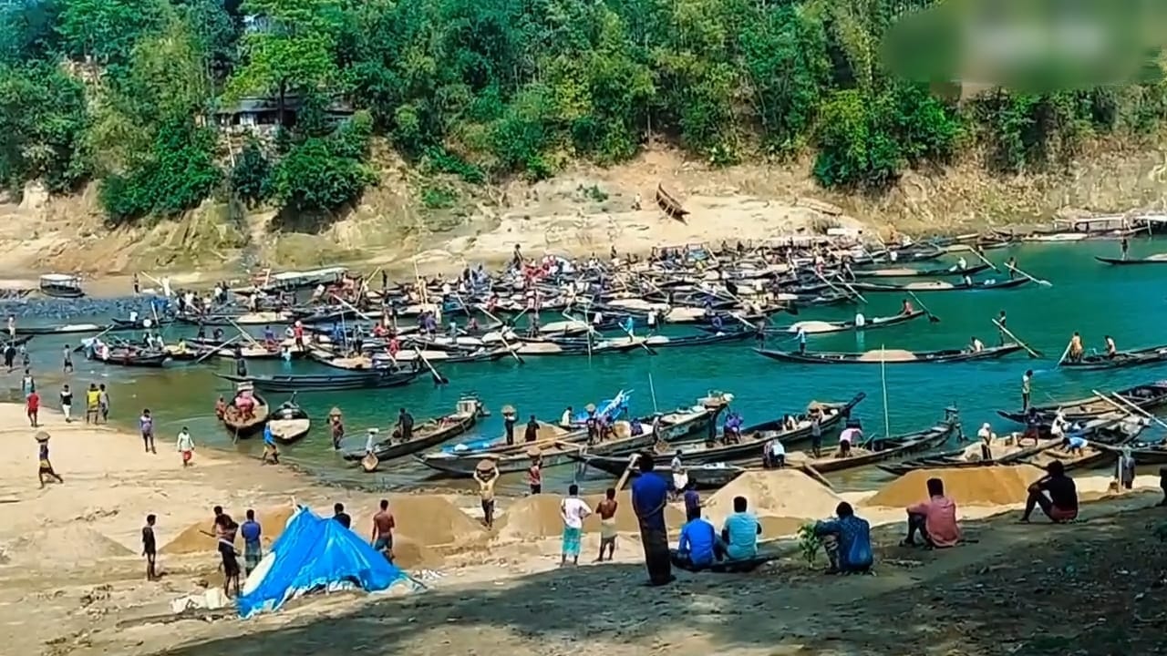 জৈন্তাপুর সারী নদী থেকে চলছে বালু পাথর লুট, নিরব প্রশাসন, চাঁদাবাজির মহোৎসব চলছে
